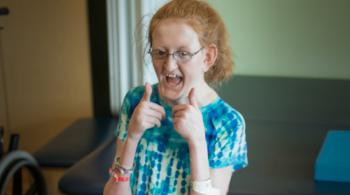 一张艾莉的照片，她是肯尼迪·克里格的病人，对着镜头竖起两个大拇指